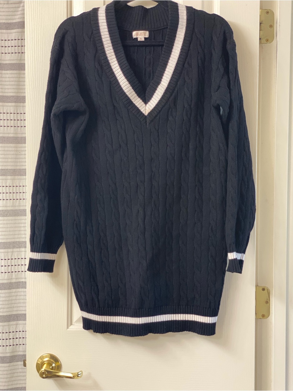 J For Justify Black Cable-Knit V-Neck Sweater with White Trim Size XL